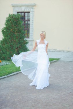 Şehvetli gelin sarışın gelinlik daha önce düğün Sarayı yakınında