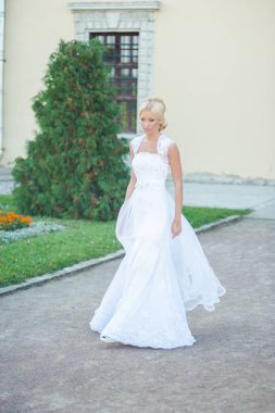 Şehvetli gelin sarışın gelinlik daha önce düğün Sarayı yakınında