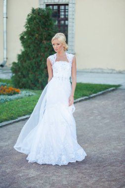 Şehvetli gelin sarışın gelinlik daha önce düğün Sarayı yakınında