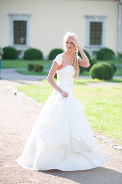 Şehvetli gelin sarışın gelinlik daha önce düğün Sarayı yakınında