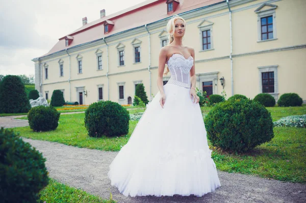 ウェディング ドレスで金髪の美しい官能的な花嫁 — ストック写真