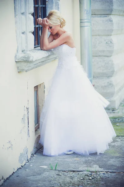 Schöne Sinnliche Braut Blondine Brautkleid — Stockfoto