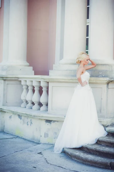 Panna Młoda Zmysłowa Blondynka Sukni Ślubnej Pobliżu Pałacu Przed Ceremonii — Zdjęcie stockowe