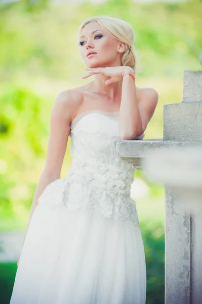 Sensuale Sposa Bionda Abito Sposa Vicino Palazzo Prima Della Cerimonia — Foto Stock