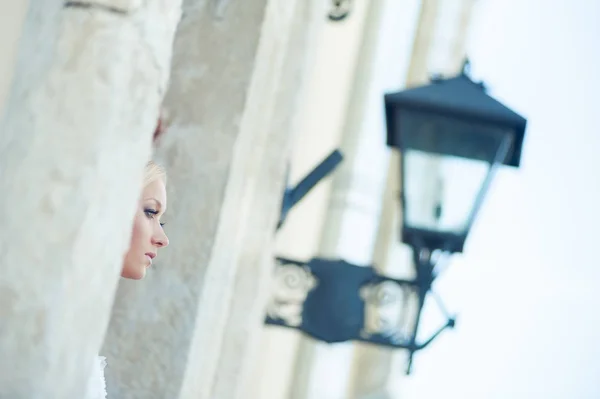 Sensual Noiva Loira Vestido Noiva Perto Palácio Antes Cerimônia Casamento — Fotografia de Stock