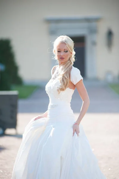ウェディング ドレス結婚式の前に宮殿の近くで官能的な花嫁金髪 — ストック写真