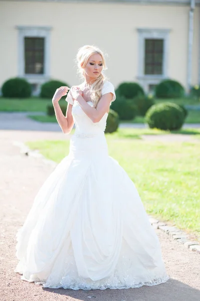 Чувственная Невеста Блондинка Свадебном Платье Возле Дворца Перед Свадьбой — стоковое фото