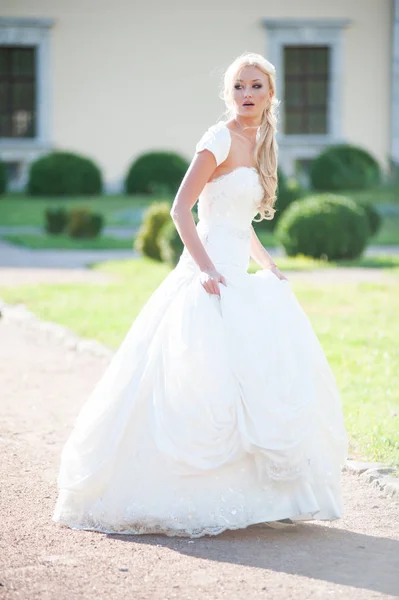 Чувственная Невеста Блондинка Свадебном Платье Возле Дворца Перед Свадьбой — стоковое фото
