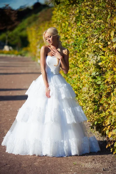 ウェディング ドレス結婚式の前に宮殿の近くで官能的な花嫁金髪 — ストック写真