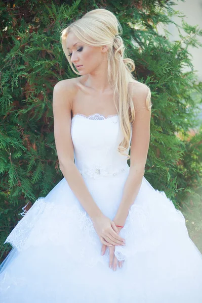 Sinnliche Braut Blondine Brautkleid Der Nähe Des Palastes Vor Der — Stockfoto