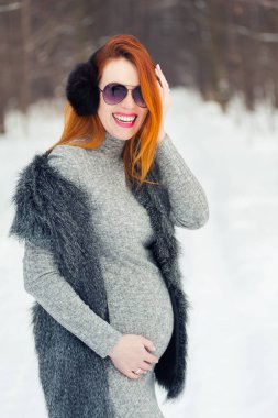 Güzel hamile kadın kış ormanında