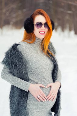 Güzel hamile kadın kış ormanında