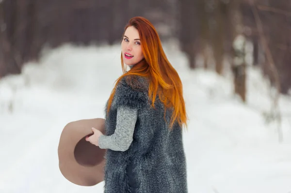 Красива Вагітна Жінка Зимовому Лісі — стокове фото