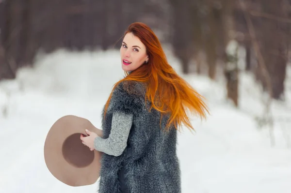 Mulher Grávida Bonita Floresta Inverno — Fotografia de Stock