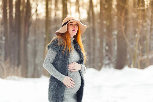 Bella Donna Incinta Nella Foresta Invernale — Foto Stock