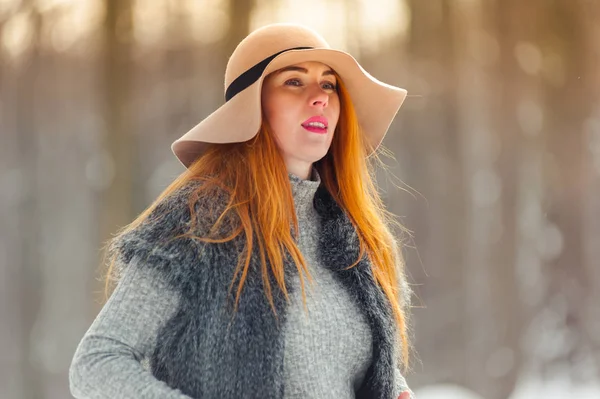 Schöne Schwangere Frau Winterwald — Stockfoto