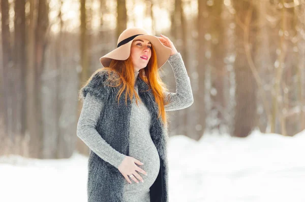 Krásná Těhotná Žena Zimním Lese — Stock fotografie