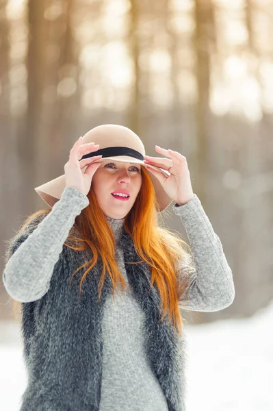 Schöne Schwangere Frau Winterwald — Stockfoto