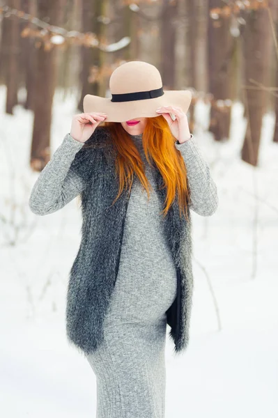 Belle Femme Enceinte Dans Forêt Hiver — Photo