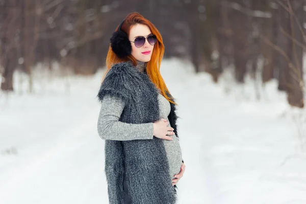 Vacker Gravid Kvinna Vinterskogen — Stockfoto