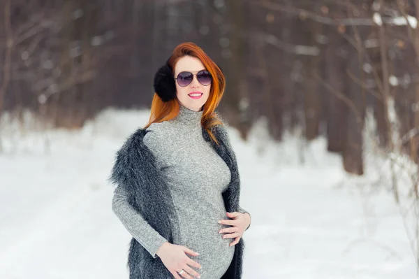 Hermosa Mujer Embarazada Bosque Invierno —  Fotos de Stock