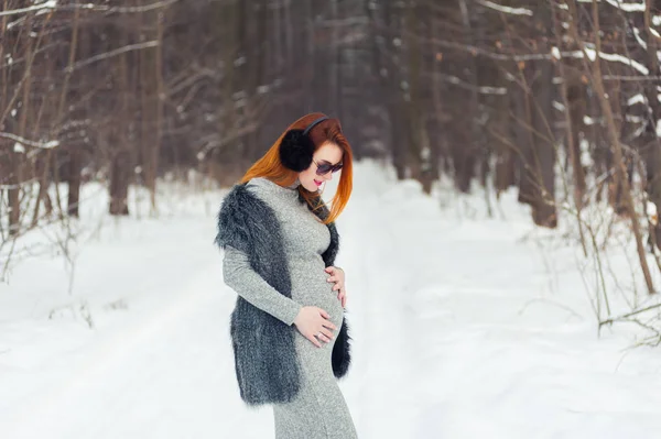 Красивая Беременная Женщина Зимнем Лесу — стоковое фото
