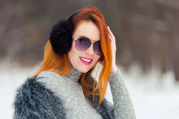 Piękna Ciężarna Kobieta Zimowym Lesie — Zdjęcie stockowe