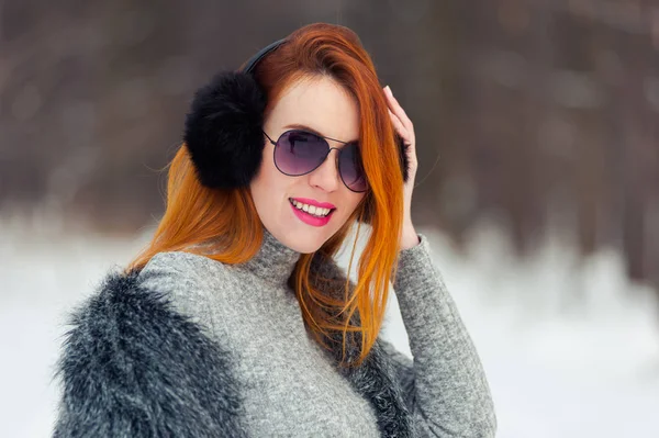 Hermosa Mujer Embarazada Bosque Invierno —  Fotos de Stock