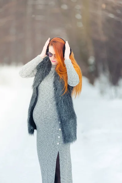 Bella Donna Incinta Nella Foresta Invernale — Foto Stock