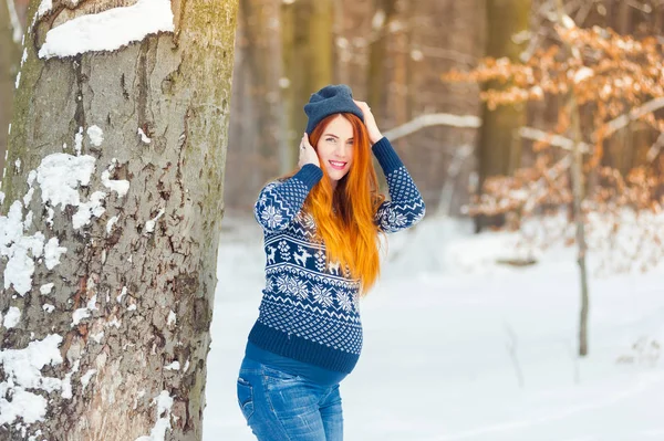 Mulher Grávida Bonita Floresta Inverno — Fotografia de Stock