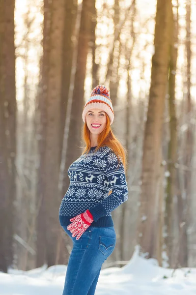 Belle Femme Enceinte Dans Forêt Hiver — Photo