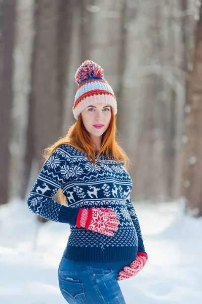 Piękna Ciężarna Kobieta Zimowym Lesie — Zdjęcie stockowe