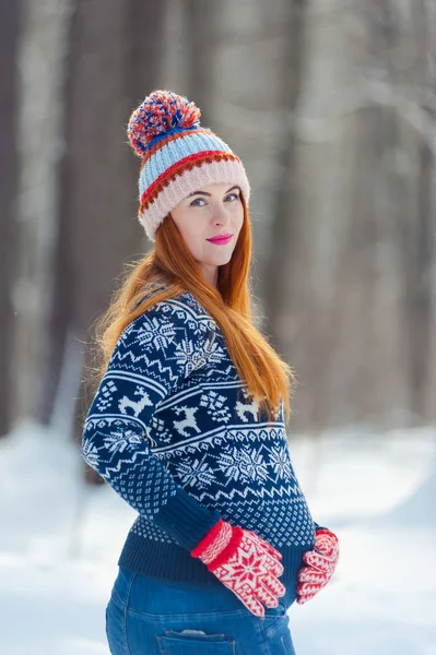Krásná Těhotná Žena Zimním Lese — Stock fotografie