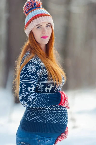 Belle Femme Enceinte Dans Forêt Hiver — Photo