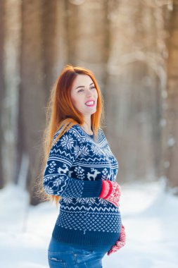 Güzel hamile kadın kış ormanında