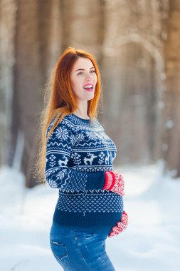 Güzel hamile kadın kış ormanında