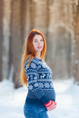 Güzel hamile kadın kış ormanında