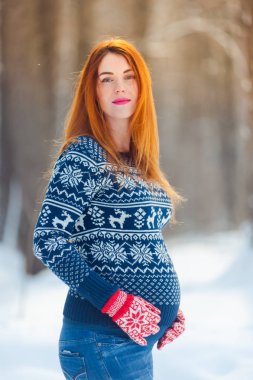 Güzel hamile kadın kış ormanında