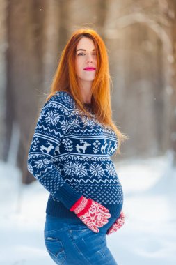 Güzel hamile kadın kış ormanında