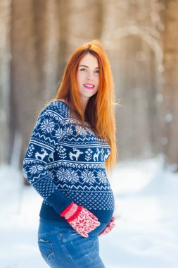 Güzel hamile kadın kış ormanında