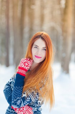 Güzel hamile kadın kış ormanında