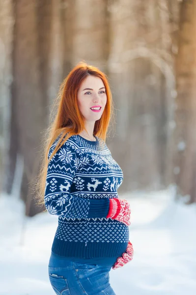 Красива Вагітна Жінка Зимовому Лісі — стокове фото