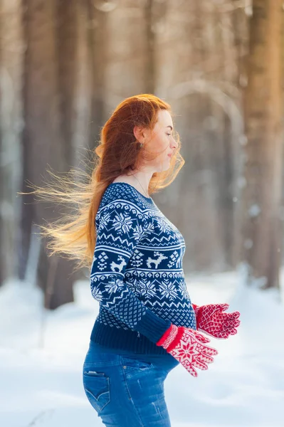 Hermosa Mujer Embarazada Bosque Invierno — Foto de Stock