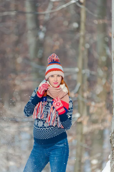 Bella Donna Incinta Nella Foresta Invernale — Foto Stock