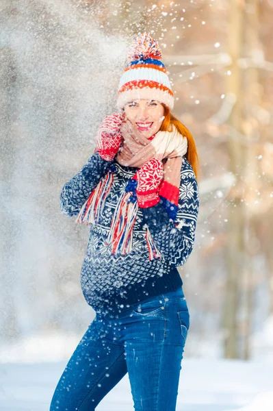 Mulher Grávida Bonita Floresta Inverno — Fotografia de Stock