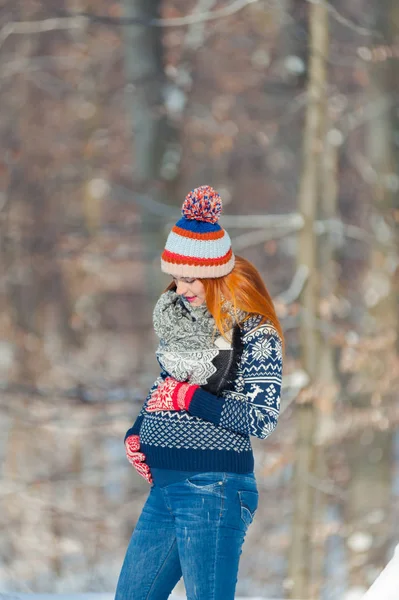 Mulher Grávida Bonita Floresta Inverno — Fotografia de Stock