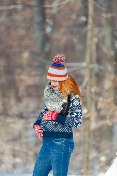 Mulher Grávida Bonita Floresta Inverno — Fotografia de Stock