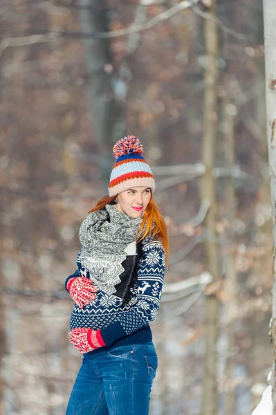 Όμορφη Έγκυος Γυναίκα Στο Δάσος Του Χειμώνα — Φωτογραφία Αρχείου