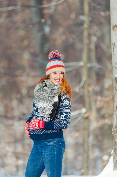 Schöne Schwangere Frau Winterwald — Stockfoto