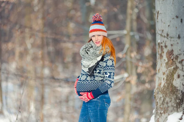 Mulher Grávida Bonita Floresta Inverno — Fotografia de Stock